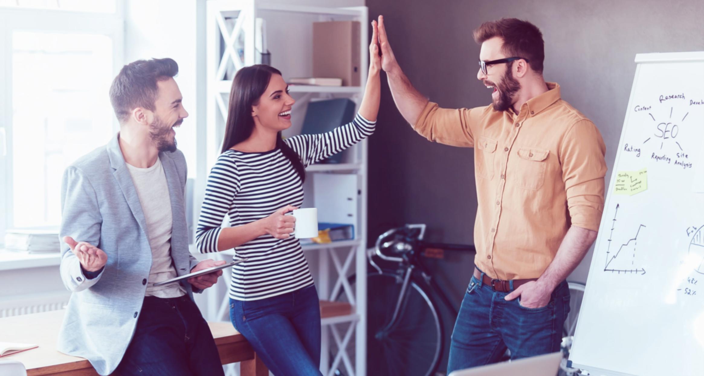 Керівник приймає рішення під час наради команди